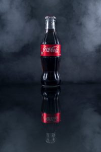 garrafa de coca-cola em fundo preto